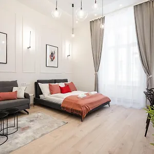 D20 - Gozsdu Garden - Location By Bqa Apartment